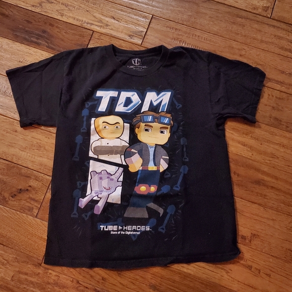 🥳Boys' Tshirt 🥳 - Picture 1 of 4